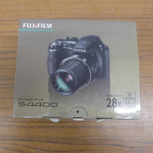 5080 - A Fujifilm Finepix S4400 14 mega pixel camera, boxed and a Canon 400D digital DC, 8.1V camera in bag... 