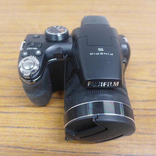 5080 - A Fujifilm Finepix S4400 14 mega pixel camera, boxed and a Canon 400D digital DC, 8.1V camera in bag... 