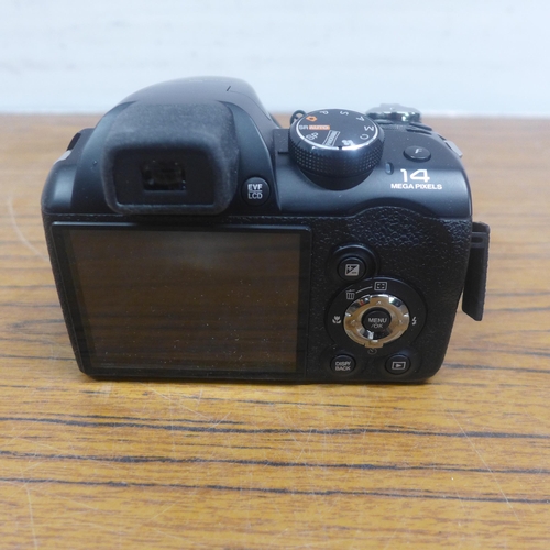 5080 - A Fujifilm Finepix S4400 14 mega pixel camera, boxed and a Canon 400D digital DC, 8.1V camera in bag... 