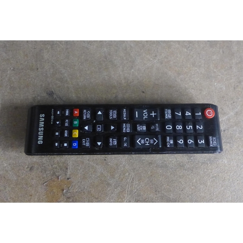 5116 - A Samsung 32 inch television with remote