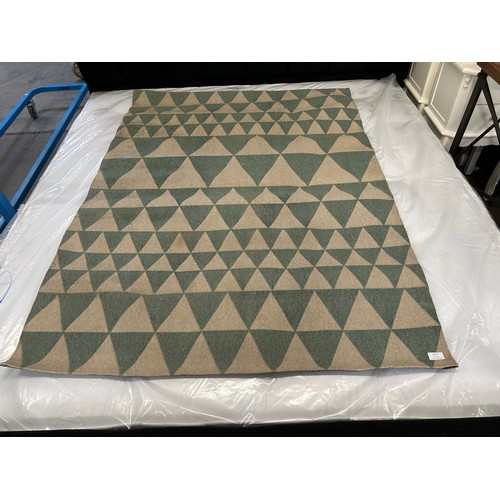 3005 - A woven full pile contemporary patterned rug