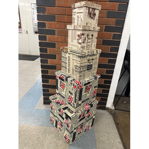 3037 - A set of 5 graduated storage trunks