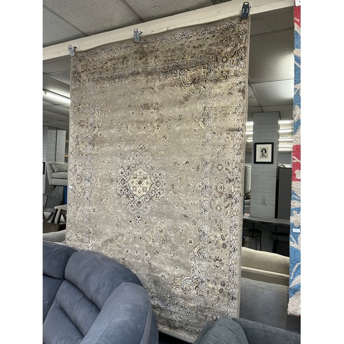 3040 - A grey ground vintage look carpet with medallion design (150 x 225)