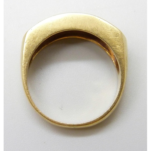 7001 - An 18ct yellow gold three stone diamond ring, 8.4g, P