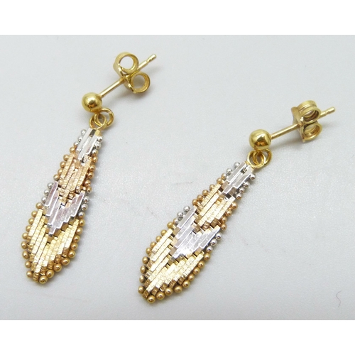 7003 - A silver multi-tone chevron link jewellery set comprising of a necklace, a bracelet and a pair of ea... 