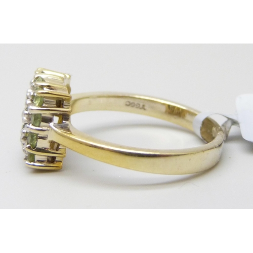 7040 - A silver gilt and green stone cluster ring, U