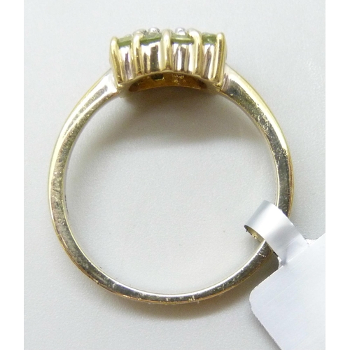 7040 - A silver gilt and green stone cluster ring, U