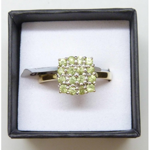 7040 - A silver gilt and green stone cluster ring, U