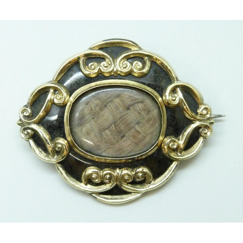 7057 - A Victorian pinchbeck mourning brooch