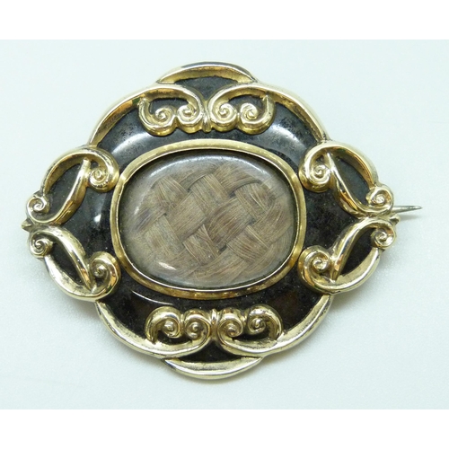 7057 - A Victorian pinchbeck mourning brooch