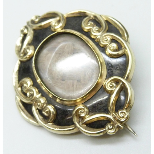 7057 - A Victorian pinchbeck mourning brooch