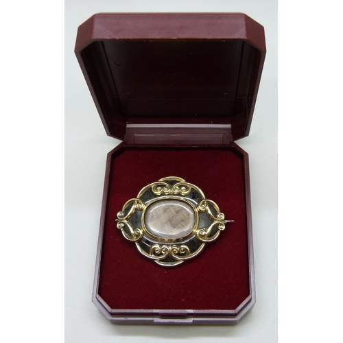 7057 - A Victorian pinchbeck mourning brooch