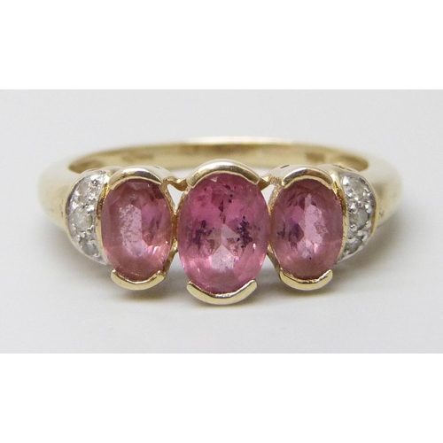 7060 - A 9ct yellow gold pink tourmaline and diamond ring, 3g, Q