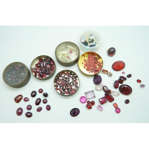 7066 - A large quantity of loose gemstones, mostly garnet and amethyst