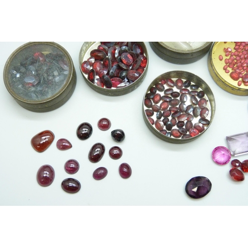 7066 - A large quantity of loose gemstones, mostly garnet and amethyst