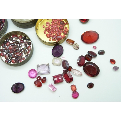 7066 - A large quantity of loose gemstones, mostly garnet and amethyst