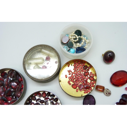 7066 - A large quantity of loose gemstones, mostly garnet and amethyst