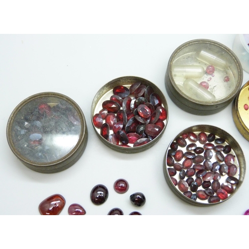 7066 - A large quantity of loose gemstones, mostly garnet and amethyst