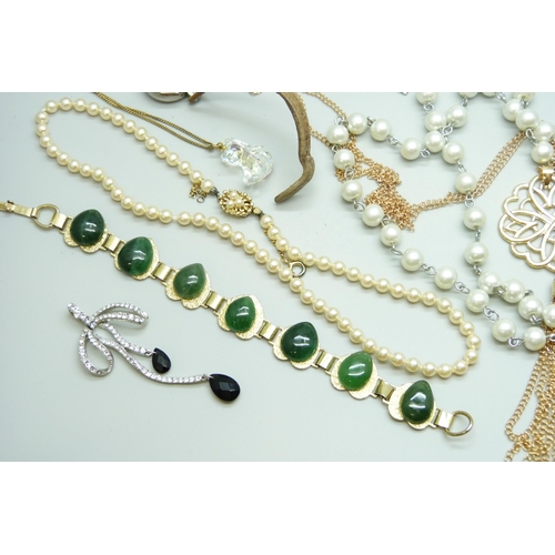 7082 - Assorted costume jewellery including silver