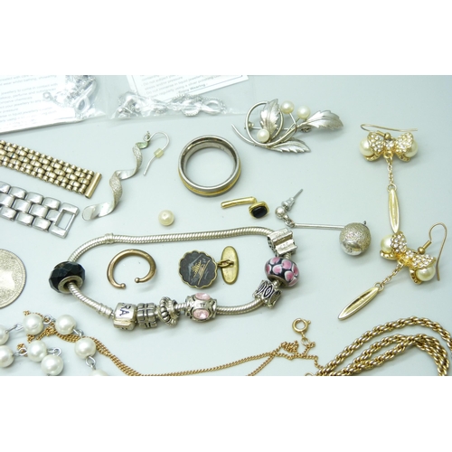 7082 - Assorted costume jewellery including silver