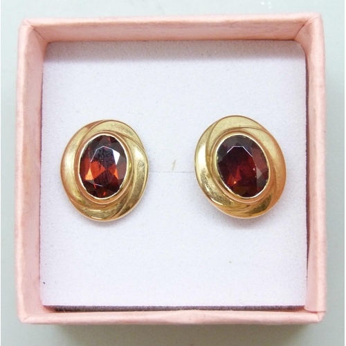 7084 - A pair of 9ct yellow gold garnet set earrings, boxed, 4.1g