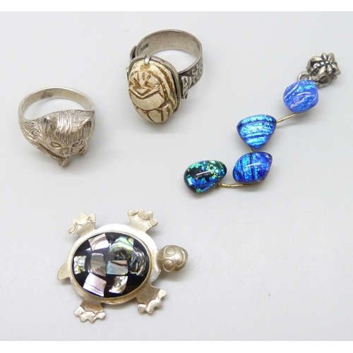 7096 - A silver cat ring, a Mexican abalone tortoise brooch, an Egyptian scarab ring and a dichroic glass p... 