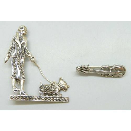7101 - A silver Art Deco style brooch and a small novelty violin brooch