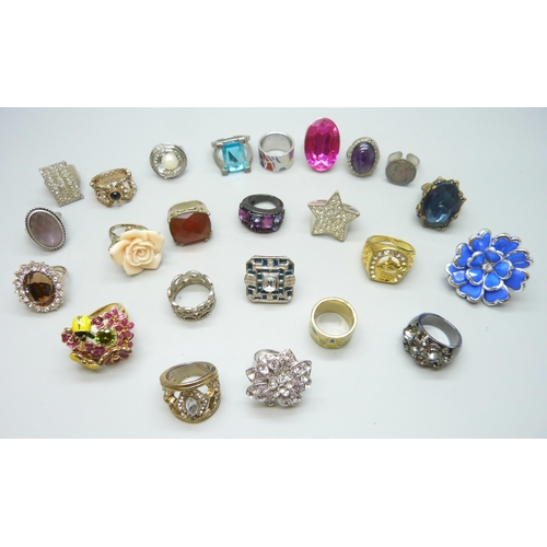 7107 - A collection of twenty three large costume rings