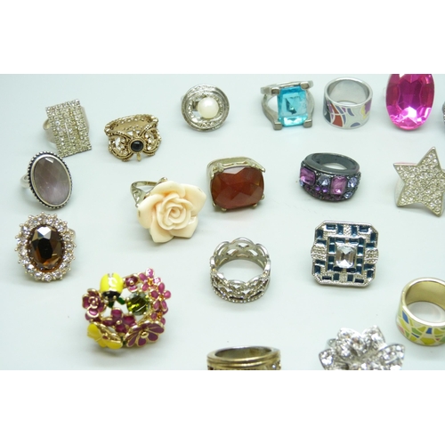 7107 - A collection of twenty three large costume rings