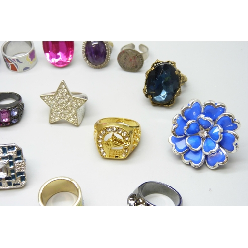7107 - A collection of twenty three large costume rings