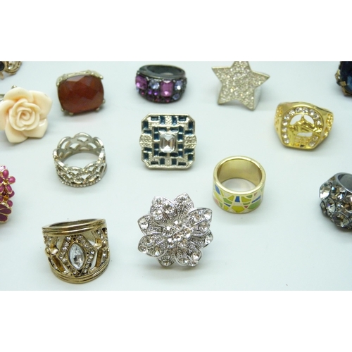 7107 - A collection of twenty three large costume rings