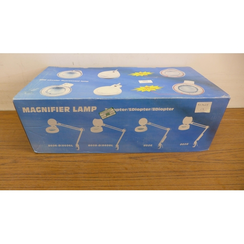 5022 - A 22W fluorescent circular magnification lamp,