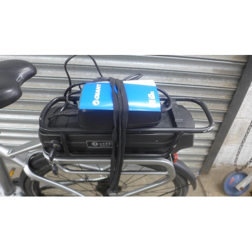 5128 - A Giant Prime Hybrid electric bike with a medium size frame, disc brakes, Giant Energy pack-300, 36V... 