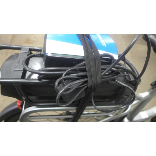 5128 - A Giant Prime Hybrid electric bike with a medium size frame, disc brakes, Giant Energy pack-300, 36V... 