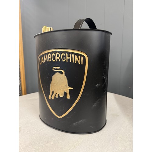 3011 - An oil can bearing the Lamborghini inscription