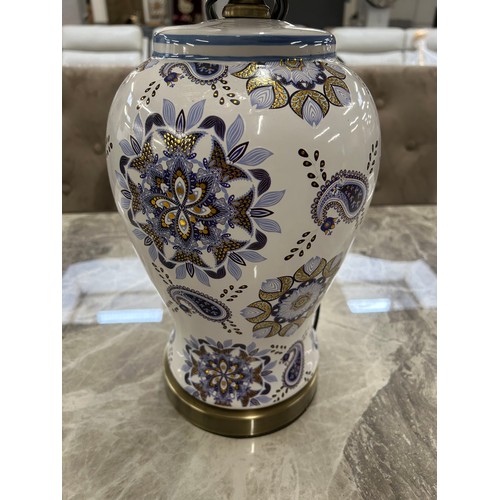 3029 - A medallion patterned table lamp