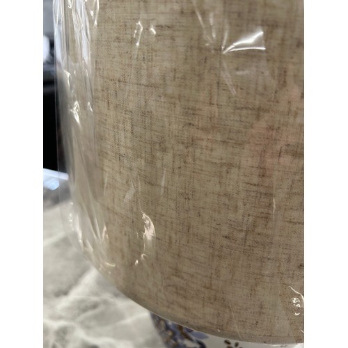 3029 - A medallion patterned table lamp