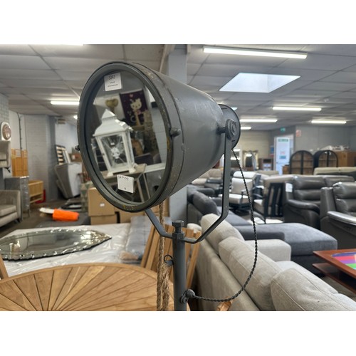 3043 - A tripod mirrored standard lamp