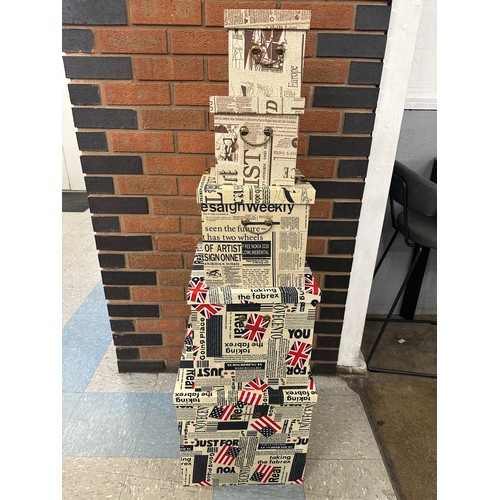 3044 - A set of 5 graduated storage trunks