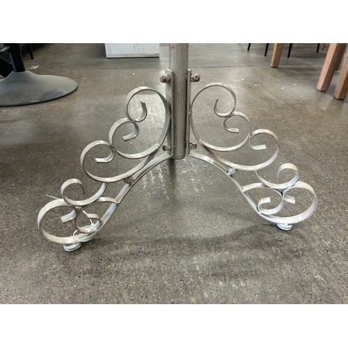 3052 - A circular wood and metal table