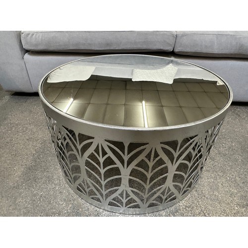 3073 - A silver leaf mirrored nest of 2 tables