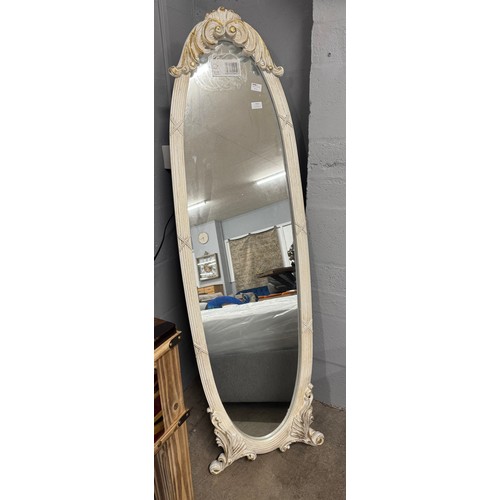 3022 - A free standing mirror