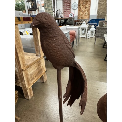 3100 - A set of two decorative birds on stands