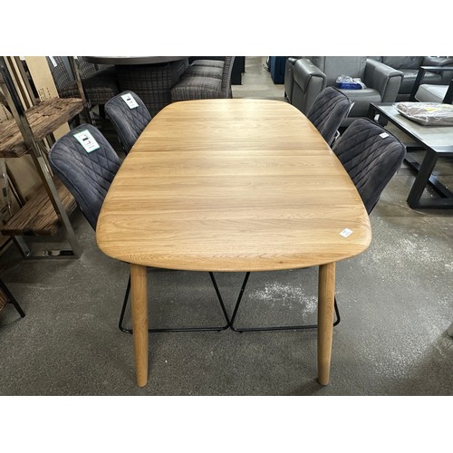 3227 - An oak extending dining table