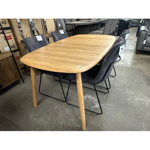 3227 - An oak extending dining table
