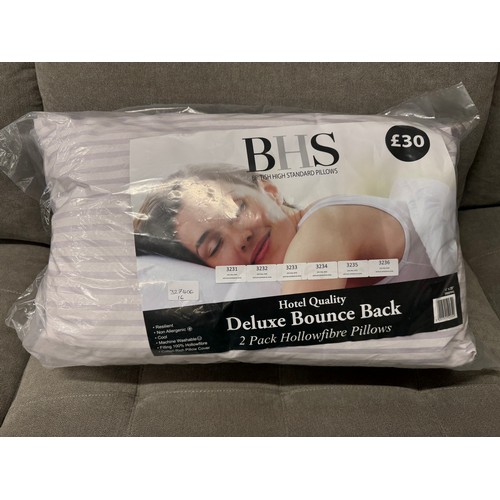 3231 - A pair of deluxe bounce back hotel pillows