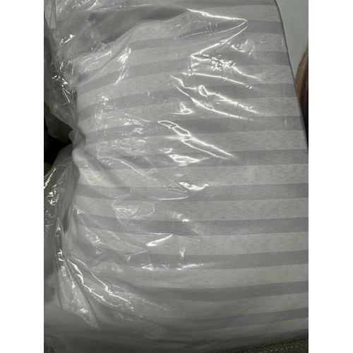 3236 - A pair of deluxe bounce back hotel pillows