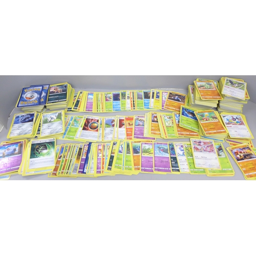 A collection of approximately 900 Pokémon cards
