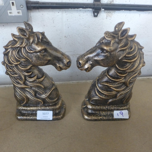 5077 - A pair of cast metal horse head bookends  *This lot is subject to VAT