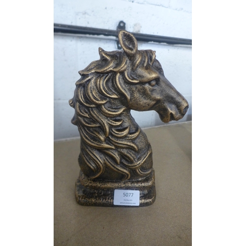 5077 - A pair of cast metal horse head bookends  *This lot is subject to VAT